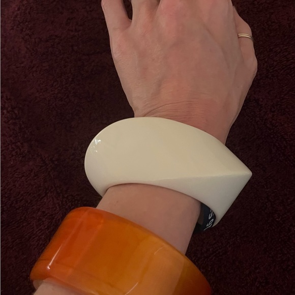 🚫SOLD🚫Vintage Bangles One Ivory and One Orange. - Picture 8 of 9